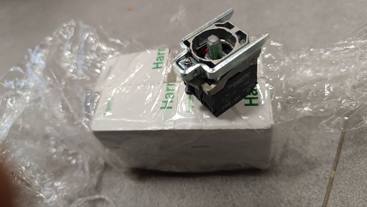 Кнопка Schneider ZB4 BW0B45